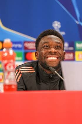 Alphonso Davies (FC Bayern Muenchen, 19) bei der Pressekonferenz, GER, Internationale Pressekonferenz, FC Bayern Muenchen, Fussball, UEFA Champions League, Achtelfinale Hinspiel, Saison 2024 2025, 04.03.2025, GER, Internationale Pressekonferenz, FC Bayern Muenchen, Fussball, UEFA Champions League, Achtelfinale Hinspiel, Saison 2024 2025, 04.03.2025 Muenchen Copyright: xEibner-Pressefoto JennixMaulx EP_JML