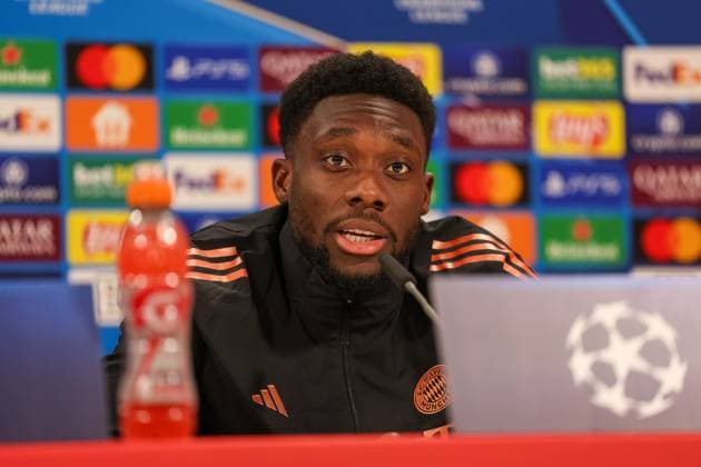 Alphonso Davies (FC Bayern Muenchen, 19) bei der Pressekonferenz, GER, Internationale Pressekonferenz, FC Bayern Muenchen, Fussball, UEFA Champions League, Achtelfinale Hinspiel, Saison 2024 2025, 04.03.2025, GER, Internationale Pressekonferenz, FC Bayern Muenchen, Fussball, UEFA Champions League, Achtelfinale Hinspiel, Saison 2024 2025, 04.03.2025 Muenchen Copyright: xEibner-Pressefoto JennixMaulx EP_JML