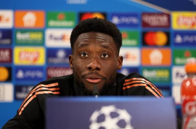 Fussball, Herren, Champions League, Saison 2024 2025, FC Bayern München, Internationale Pressekonferenz Alphonso Davies (FC Bayern München) auf der Pressekonferenz, Kopf, Portrait