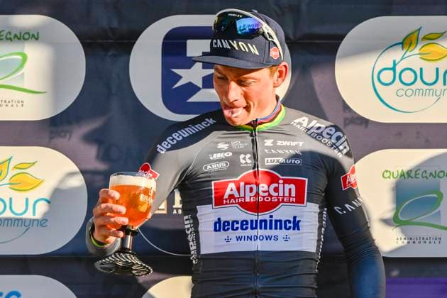Bilder des Jahres 2025, Sport 03 März Sport Themen der Woche KW10 Sport Bilder des Tages Samyn Classic 2025 DOUR, BELGIUM - MARCH 04 : Van Der Poel Mathieu (NED) of Alpecin - Deceuninck celebrate the win with a beer pictured during the 57th edition of the Samyn cycling race, with start in Quaregnon and finish in Dour after 199km of racing on March 4, 2025 in Dour, Belgium, 04 03 2025 Dour Belgium  Copyright: xJanxDexMeuleneirx