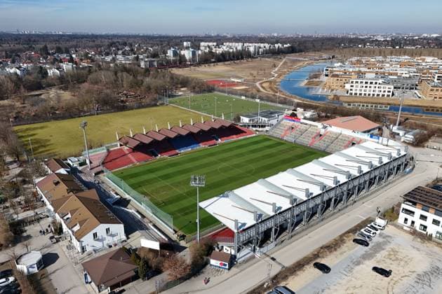 Luftbild Sportpark Unterhaching. Die Anlage liegt suedlich der Landeshauptstadt Muenchen und ist die Heimspielstaette des Fussballvereins SpVgg Unterhaching.