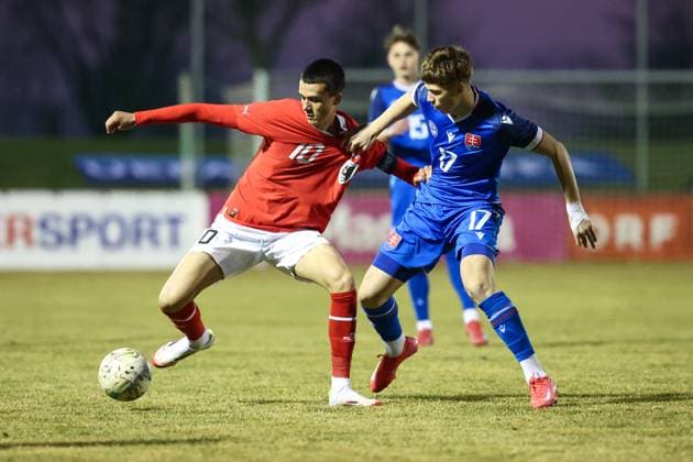SOCCER - U15, test match, AUT vs SVK NEUSIEDL,AUSTRIA,04.MAR.25 - SOCCER - OEFB under-15 international test match, Austria vs Slovakia. Image shows Matteo Silvio Maric (AUT) and Christian Hamsik (SVK).  GEPAxpictures xArminxRauthner