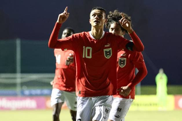 SOCCER - U15, test match, AUT vs SVK NEUSIEDL,AUSTRIA,04.MAR.25 - SOCCER - OEFB under-15 international test match, Austria vs Slovakia. Image shows the rejoicing of Andreas Ekhator, Matteo Silvio Maric and Mert Hosgoeren (AUT).  GEPAxpictures xArminxRauthner