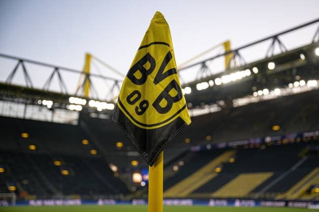 04.03.2025, Fussball UEFA Champions League 2024 2025, Achtelfinale, Borussia Dortmund - Lille OSC, im Signal-Iduna-Park, Stadioninnenraum Eckfahne,
