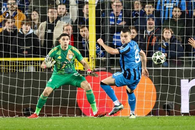 Aston Villa s Emiliano Martinez and Club s Ferran Jutgla fight for the ball during a soccer game between Belgian Club Brugge KV and English Aston Villa FC, Tuesday 04 March 2025 in Brugge, the first leg of the 1 8 finals of the UEFA Champions League knockout phase. BRUNOxFAHY  x114227572x