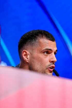 Granit Xhaka (Bayer 04 Leverkusen, 34) bei der Pressekonferenz, GER, Internationale Pressekonferenz, Bayer 04 Leverkusen, Fussball, UEFA Champions League, Achtelfinale Hinspiel, Saison 2024 2025, 04.03.2025, GER, Internationale Pressekonferenz, Bayer 04 Leverkusen, Fussball, UEFA Champions League, Achtelfinale Hinspiel, Saison 2024 2025, 04.03.2025 Muenchen Copyright: xEibner-Pressefoto JennixMaulx EP_JML