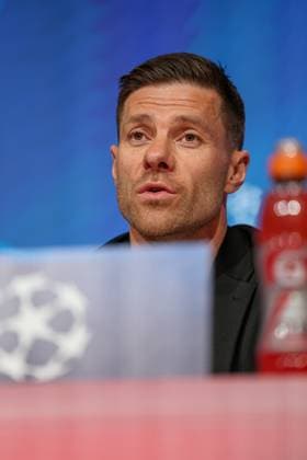 Xabi Alonso (Bayer 04 Leverkusen, Chef-Trainer) bei der Pressekonferenz, GER, Internationale Pressekonferenz, Bayer 04 Leverkusen, Fussball, UEFA Champions League, Achtelfinale Hinspiel, Saison 2024 2025, 04.03.2025, GER, Internationale Pressekonferenz, Bayer 04 Leverkusen, Fussball, UEFA Champions League, Achtelfinale Hinspiel, Saison 2024 2025, 04.03.2025 Muenchen Copyright: xEibner-Pressefoto JennixMaulx EP_JML