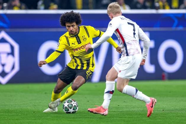 04.03.2025, Fußball, UEFA Champions League, Borussia Dortmund - OSC Lille, Signal Iduna Park, Runde der 16, Saison 2024 2025: Karim Adeyemi (BVB 27) im Zweikampf gegen Hakon Arnar Haraldsson (LOSC Lille 7) Nordrhein-Westfalen Deutschland