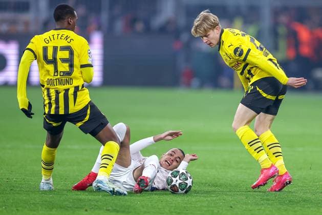 04.03.2025, Fußball, UEFA Champions League, Borussia Dortmund - OSC Lille, Signal Iduna Park, Runde der 16, Saison 2024 2025: Jamie Gittens (BVB 43) und Daniel Svensson (BVB 24) im Zweikampf gegen Ethan Mbappe (LOSC Lille 29) Nordrhein-Westfalen Deutschland
