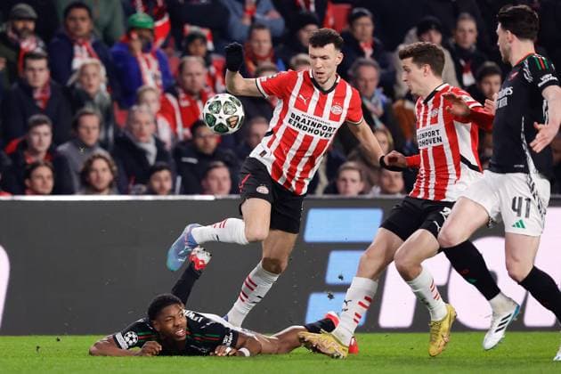 EINDHOVEN, 04-03-2025, Philips Stadium, UEFA Champions League, round of 16 1st leg, season 2024 25, match between PSV and Arsenal, Arsenal player Myles Lewis-Skelly, PSV player Ivan Perisic PSV - Arsenal  x28168452x Copyright:
