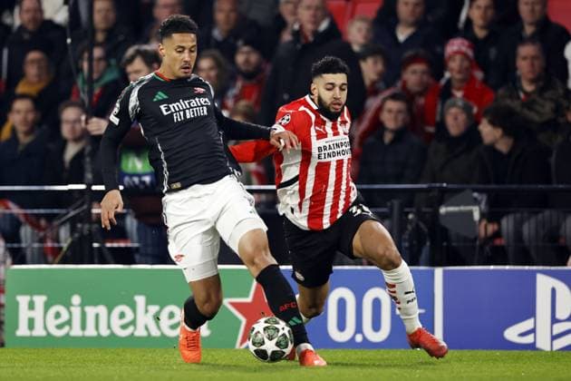 EINDHOVEN - (l-r) William Saliba of Arsenal FC, Ismael Saibari of PSV Eindhoven during the UEFA Champions league match between PSV Eindhoven and Arsenal FC at Phillips Stadium on March 4, 2025 in Eindhoven, Netherlands. ANP MAURICE VAN STEEN UEFA Champions League 2024 25 Round of 16 First leg 2024 25 xVIxANPxSportx xxANPxIVx 521566557 originalFilename: 521566557.jpg