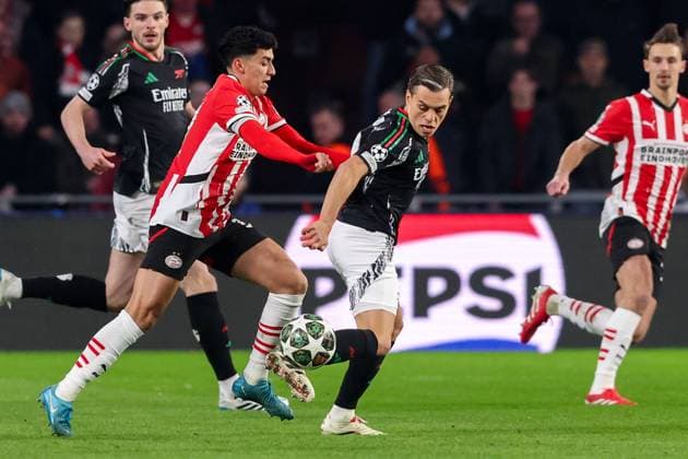 2025-03-04 PSV v Arsenal FC - UEFA Champions League 2024 25 Round of 16 First Leg EINDHOVEN, NETHERLANDS - MARCH 4: Richard Ledezma of PSV battles for possession with Leandro Trossard of Arsenal FC during the UEFA Champions League 2024 25 Round of 16 First Leg match between PSV and Arsenal FC at PSV Stadion on March 4, 2025 in Eindhoven, Netherlands. Eindhoven PSV Stadion Netherlands Content not available for redistribution in The Netherlands directly or indirectly through any third parties. Copyright: xBenxGalx
