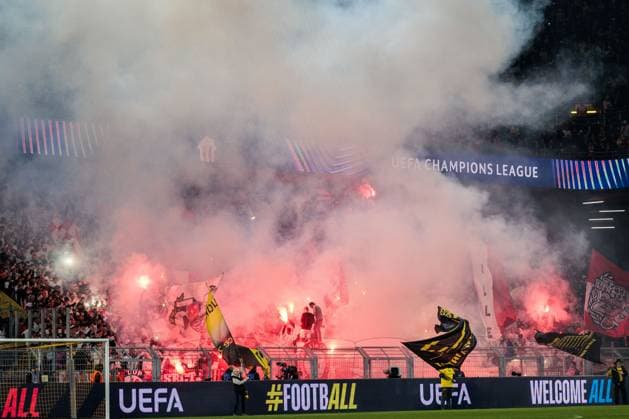 UEFA Champions League, Borussia Dortmund - LOSC Lille; 04.03.2025 Zu Spielbeginn brennen im Gästeblock der Fans des LOSC Lille zahlreiche Bengalos, Pyro UEFA Champions League Achtelfinale Hinspiel, Borussia Dortmund - LOSC Lille; Dortmund, SIGNAL IDUNA PARK am 04.03.2025 Copyright: xBEAUTIFULxSPORTS Wunderlx