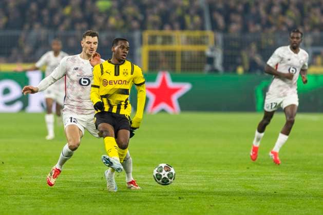 UEFA Champions League, Borussia Dortmund - LOSC Lille; 04.03.2025 Jamie Gittens (Borussia Dortmund, 43), Thomas Meunier (LOSC Lille, 12). UEFA Champions League, Borussia Dortmund - LOSC Lille, Hinspiel Achtelfinale, am 04.03.2025, Signal-Iduna Park, Dortmund Copyright: xBEAUTIFULxSPORTS Meuselx