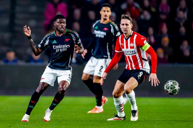 Arsenal midfielder Thomas Partey, PSV Eindhoven forwarder Luuk de Jong during the match PSV - Arsenal at the Philips stadium for the UEFA Champions League- Round of 16 - 1st leg season 2024-2025 in EINDHOVEN, Netherlands on 4 march 2025, (photo by Marcel van Dorst EYE4images DeFodi Images)