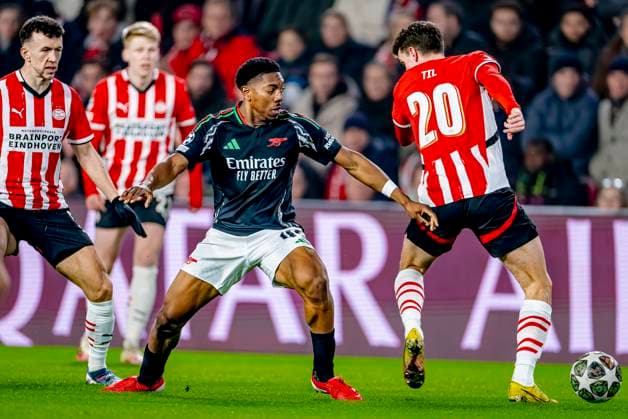 Arsenal midfielder Myles Lewis-Skelly, PSV Eindhoven midfielder Guus Til during the match PSV - Arsenal at the Philips stadium for the UEFA Champions League- Round of 16 - 1st leg season 2024-2025 in EINDHOVEN, Netherlands on 4 march 2025, (photo by Marcel van Dorst EYE4images DeFodi Images)