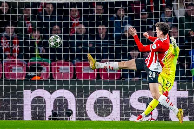 PSV Eindhoven midfielder Guus Til, Arsenal goalkeeper David Raya during the match PSV - Arsenal at the Philips stadium for the UEFA Champions League- Round of 16 - 1st leg season 2024-2025 in EINDHOVEN, Netherlands on 4 march 2025, (photo by Marcel van Dorst EYE4images DeFodi Images)