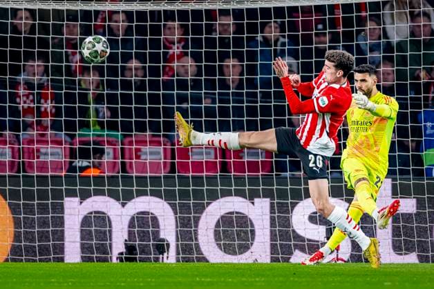PSV Eindhoven midfielder Guus Til, Arsenal goalkeeper David Raya during the match PSV - Arsenal at the Philips stadium for the UEFA Champions League- Round of 16 - 1st leg season 2024-2025 in EINDHOVEN, Netherlands on 4 march 2025, (photo by Marcel van Dorst EYE4images DeFodi Images)