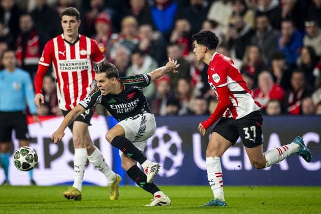 EINDHOVEN - (l-r) Leandro Trossard of Arsenal FC, Richard Ledezma of PSV Eindhoven during the UEFA Champions league match between PSV Eindhoven and Arsenal FC at Phillips Stadium on March 4, 2025 in Eindhoven, Netherlands. ANP ROBIN VAN LONKHUIJSEN UEFA Champions League 2024 25 Round of 16 First leg 2024 25 xVIxANPxSportx xxANPxIVx 521566719 originalFilename: 521566719.jpg