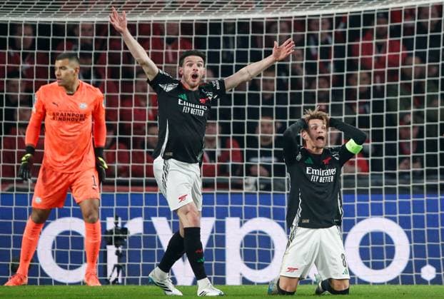 Martin odegaard of Arsenal (R) and Declan Rice of Arsenal (L) appeal PSV Eindhoven v Arsenal, UEFA Champions League, Round of 16, First Leg, Football, Philips Stadion, Eindhoven, Netherlands - 04 Mar 2025 EDITORIAL USE ONLY No use with unauthorised audio, video, data, fixture lists, club league logos or live services. Online in-match use limited to 120 images, no video emulation. No use in betting, games or single club league player publications.  Copyright: xBartxStoutjesdijk Shutterstockx 15176980m