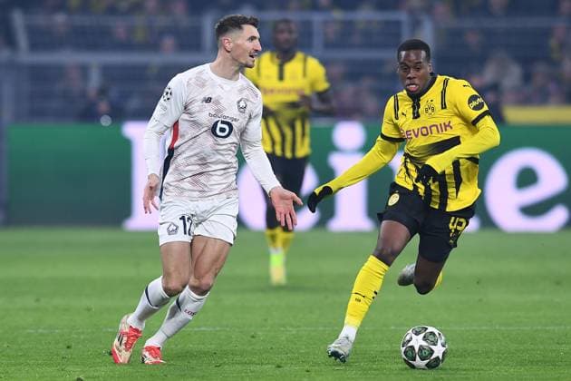 Fußball Champions League Achtelfinale Borussia Dortmund - Lille OSC am 04.03.2025 im Signal Iduna Park in Dortmund Thomas Meunier ( Lille ), links - Jamie Jermaine Gittens ( Dortmund ), rechts