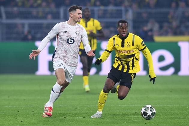 Fußball Champions League Achtelfinale Borussia Dortmund - Lille OSC am 04.03.2025 im Signal Iduna Park in Dortmund Thomas Meunier ( Lille ), links - Jamie Jermaine Gittens ( Dortmund ), rechts