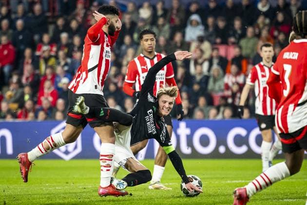 EINDHOVEN - (l-r) Ismael Saibari of PSV Eindhoven, Martin Odegaard of Arsenal FC during the UEFA Champions league match between PSV Eindhoven and Arsenal FC at Phillips Stadium on March 4, 2025 in Eindhoven, Netherlands. ANP ROBIN VAN LONKHUIJSEN UEFA Champions League 2024 25 Round of 16 First leg 2024 25 xVIxANPxSportx xxANPxIVx 521566996 originalFilename: 521566996.jpg