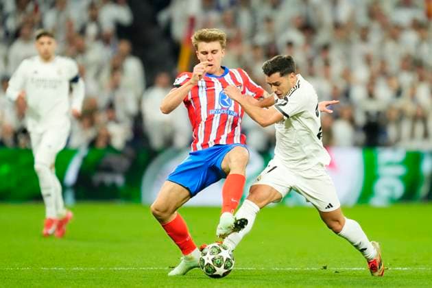 Real Madrid C.F. v Atletico de Madrid - UEFA Champions League 2024 25 Round of 16 First Leg Brahim Diaz attacking midfield of Real Madrid and Spain and Pablo Barrios central midfield of Atletico de Madrid and Spain compete for the ball during the UEFA Champions League 2024 25 UEFA Champions League 2024 25 Round of 16 first leg match between Real Madrid C.F. and Atletico de Madrid at Estadio Santiago Bernabeu on March 4, 2025 in Madrid, Spain. Madrid Spain  Copyright: xJosexBretonx originalFilename:bretonhernandez-realmadr250304_npDqb.jpg