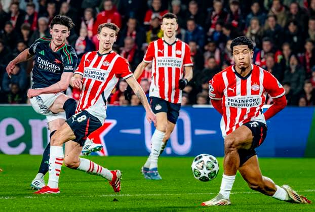 Arsenal midfielder Declan Rice, PSV Eindhoven defender Olivier Boscagli during the match PSV - Arsenal at the Philips stadium for the UEFA Champions League- Round of 16 - 1st leg season 2024-2025 in EINDHOVEN, Netherlands on 4 march 2025, (photo by Marcel van Dorst EYE4images DeFodi Images)