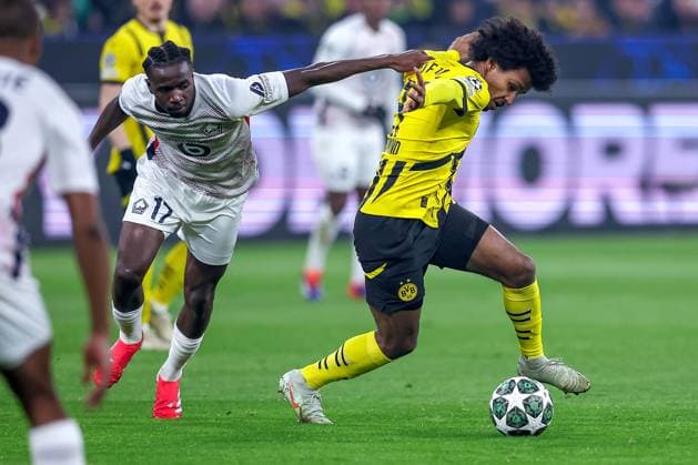 04.03.2025, Fußball, UEFA Champions League, Borussia Dortmund - OSC Lille, Signal Iduna Park, Runde der 16, Saison 2024 2025: Karim Adeyemi (BVB 27) im Zweikampf gegen Ngal ayel Mukau (LOSC Lille 17) Nordrhein-Westfalen Deutschland