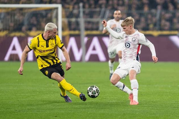 GER, UEFA Champions League, Borussia Dortmund vs OSC Lille 04.03.2025, Signal Iduna Park, Dortmund, GER, UEFA Champions League, Borussia Dortmund vs OSC Lille Im Bild: Zweikampf zwischen Julian Ryerson (BV Borussia Dortmund, 26) und Hakon Hakon Arnar Haraldsson (OSC Lille, 7)