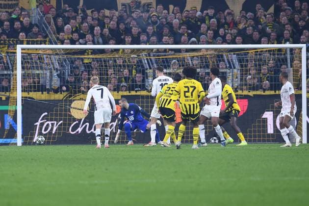 Fußball Champions League Achtelfinale Borussia Dortmund - Lille OSC am 04.03.2025 im Signal Iduna Park in Dortmund Torschuss Tor zum 1:0 durch Karim Adeyemi ( Dortmund )