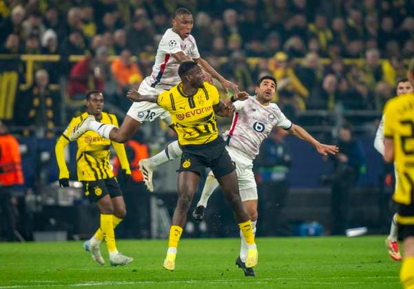 Kopfballduell: Bafode Diakite (OSC Lille, 18), Serhou Guirassy (Borussia Dortmund, 9) und Benjamin Andre (OSC Lille, 21) Borussia Dortmund vs. OSC Lille, Fussball, UEFA Champions League, Round of 16, Saison 2024 2025, 04.03.2025 DFL regulations prohibit any use of photographs as image sequences and or quasi-video. Copyright: HMBxMedia xMarcoxBader
