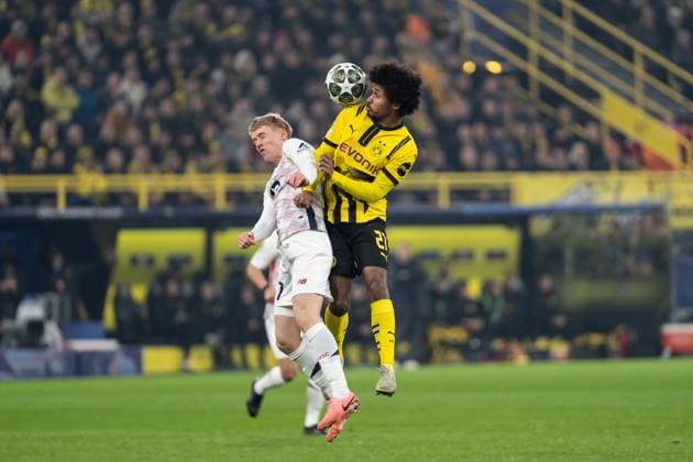 GER, UEFA Champions League, Borussia Dortmund vs OSC Lille 04.03.2025, Signal Iduna Park, Dortmund, GER, UEFA Champions League, Borussia Dortmund vs OSC Lille Im Bild: Kopfballduell Kopfball Zweikampf zwischen Karim Adeyemi (BV Borussia Dortmund, 27) und Hakon Hakon Arnar Haraldsson (OSC Lille, 7)