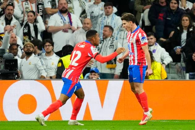 Real Madrid C.F. v Atletico de Madrid - UEFA Champions League 2024 25 Round of 16 First Leg Julian Alvarez centre-forward of Atletico de Madrid and Argentina celebrates after scoring his sides first goal during the UEFA Champions League 2024 25 UEFA Champions League 2024 25 Round of 16 first leg match between Real Madrid C.F. and Atletico de Madrid at Estadio Santiago Bernabeu on March 4, 2025 in Madrid, Spain. Madrid Spain  Copyright: xJosexBretonx originalFilename:bretonhernandez-realmadr250304_npWoh.jpg