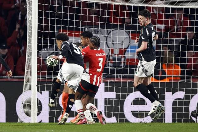 EINDHOVEN - (l-r) Ethan Nwaneri of Arsenal FC scores the 0-2 during the UEFA Champions league match between PSV Eindhoven and Arsenal FC at Phillips Stadium on March 4, 2025 in Eindhoven, Netherlands. ANP MAURICE VAN STEEN UEFA Champions League 2024 25 Round of 16 First leg 2024 25 xVIxANPxSportx xxANPxIVx 521567836 originalFilename: 521567836.jpg
