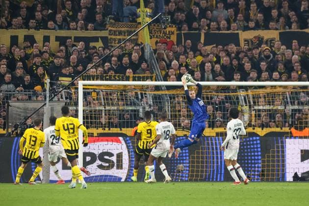 Lucas Chevalier (LOSC Lille, 30) am Ball, GER, Borussia Dortmund gegen LOSC Lille, Fussball, Champions League, Achtelfinale, Spielzeit 2024 2025, 04.03.2025 GER, Borussia Dortmund gegen LOSC Lille, Fussball, Champions League, Achtelfinale, Spielzeit 2024 2025, 04.03.2025 Dortmund Copyright: xEibner-Pressefoto FrankxZeisingx EP_FZG