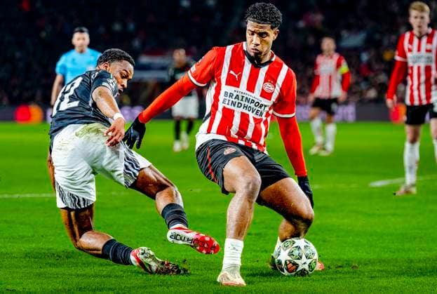 Arsenal defender Jurrien Timber, PSV Eindhoven midfielder Ismael Saibari during the match PSV - Arsenal at the Philips stadium for the UEFA Champions League- Round of 16 - 1st leg season 2024-2025 in EINDHOVEN, Netherlands on 4 march 2025, (photo by Marcel van Dorst EYE4images DeFodi Images)
