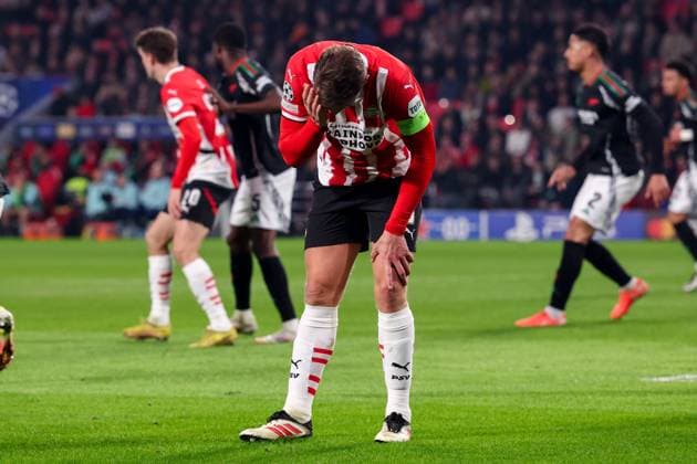 2025-03-04 PSV v Arsenal FC - UEFA Champions League 2024 25 Round of 16 First Leg EINDHOVEN, NETHERLANDS - MARCH 4: Luuk de Jong of PSV looks injured during the UEFA Champions League 2024 25 Round of 16 First Leg match between PSV and Arsenal FC at PSV Stadion on March 4, 2025 in Eindhoven, Netherlands. Eindhoven PSV Stadion Netherlands Content not available for redistribution in The Netherlands directly or indirectly through any third parties. Copyright: xBenxGalx
