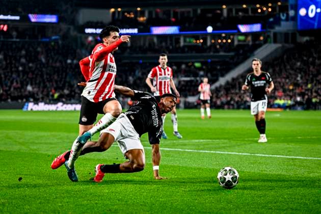 PSV midfielder Richard Ledezma, Arsenal midfielder Myles Lewis-Skelly, during the match PSV - Arsenal at the Philips stadium for the UEFA Champions League- Round of 16 - 1st leg season 2024-2025 in EINDHOVEN, Netherlands on 4 march 2025, (photo by Stefan Koops EYE4images DeFodi Images)