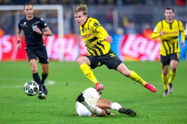 04.03.2025, Fußball, UEFA Champions League, Borussia Dortmund - OSC Lille, Signal Iduna Park, Runde der 16, Saison 2024 2025: Daniel Svensson (BVB 24) springt über Benjamin Andre (LOSC Lille 21) Nordrhein-Westfalen Deutschland