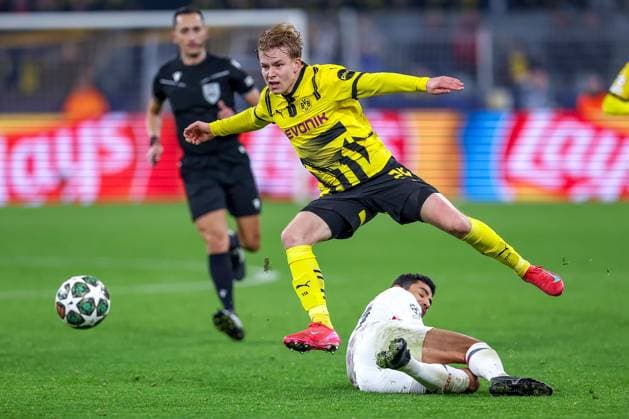 04.03.2025, Fußball, UEFA Champions League, Borussia Dortmund - OSC Lille, Signal Iduna Park, Runde der 16, Saison 2024 2025: Daniel Svensson (BVB 24) springt über Benjamin Andre (LOSC Lille 21) Nordrhein-Westfalen Deutschland