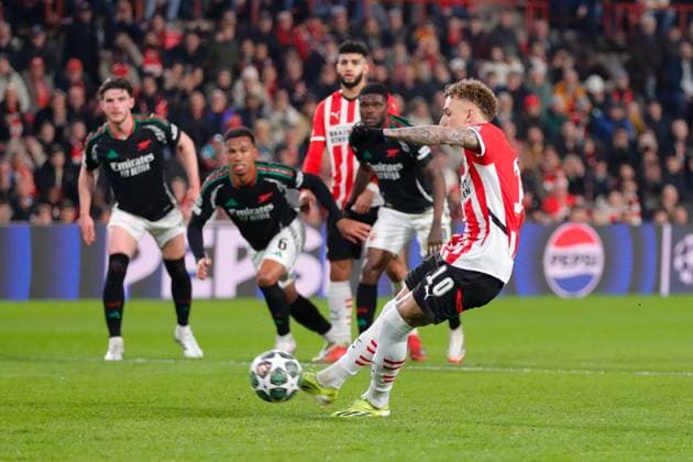 EINDHOVEN, 04-03-2025, Philips Stadium, UEFA Champions League, round of 16 1st leg, season 2024 25, match between PSV and Arsenal, PSV player Noa Lang scoring the 1-3 PSV - Arsenal  x28168964x Copyright: