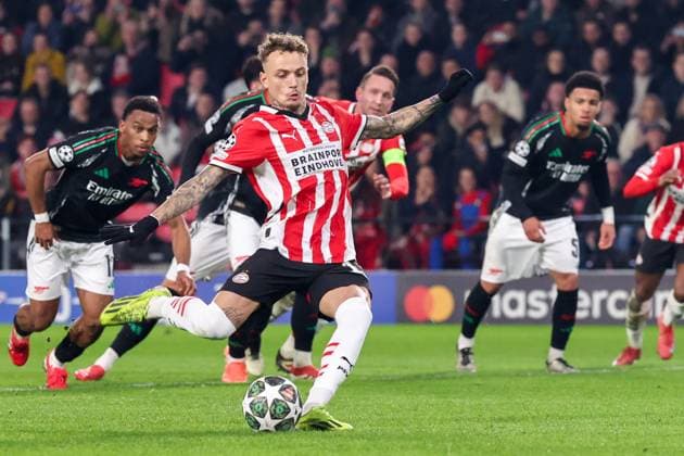 2025-03-04 PSV v Arsenal FC - UEFA Champions League 2024 25 Round of 16 First Leg EINDHOVEN, NETHERLANDS - MARCH 4: Noa Lang of PSV scores a goal during the UEFA Champions League 2024 25 Round of 16 First Leg match between PSV and Arsenal FC at PSV Stadion on March 4, 2025 in Eindhoven, Netherlands. Eindhoven PSV Stadion Netherlands Content not available for redistribution in The Netherlands directly or indirectly through any third parties. Copyright: xBenxGalx