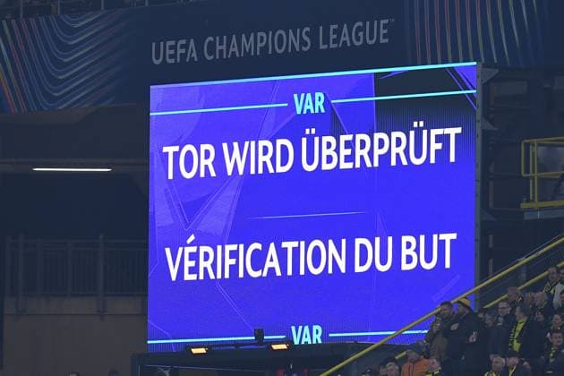 Fußball Champions League Achtelfinale Borussia Dortmund - Lille OSC am 04.03.2025 im Signal Iduna Park in Dortmund Die Anzeigetafel im Signal Iduna Park zeigt VAR Video Assist Videobeweis an