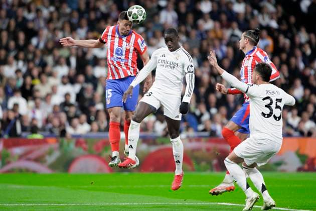 UEFA champions league - Real Madrid vs Atletico de Madrid MADRID, SPAIN - March 4: Clement Lenglet of Atletico de Madrid and Ferland Mendy of Real Madrid fight for the ball during the UEFA champions league 2024 25 Round of 16 First Leg match between Real Madrid and Atletico de Madrid at Santiago Bernabeu Stadium. (Photo by Guillermo Martinez) Madrid Santiago Bernabeu Stadium Spain Copyright: xGuillermoxMartinezx