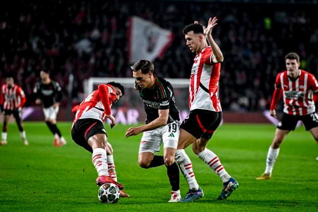PSV midfielder Richard Ledezma, Arsenal midfielder Leandro Trossard, PSV midfielder Ivan Perisic , during the match PSV - Arsenal at the Philips stadium for the UEFA Champions League- Round of 16 - 1st leg season 2024-2025 in EINDHOVEN, Netherlands on 4 march 2025, (photo by Stefan Koops EYE4images DeFodi Images)