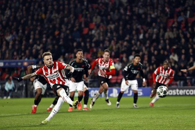 EINDHOVEN - Noa Lang of PSV Eindhoven scores the 1-3 during the UEFA Champions league match between PSV Eindhoven and Arsenal FC at Phillips Stadium on March 4, 2025 in Eindhoven, Netherlands. ANP MAURICE VAN STEEN UEFA Champions League 2024 25 Round of 16 First leg 2024 25 xVIxANPxSportx xxANPxIVx 521569887 originalFilename: 521569887.jpg