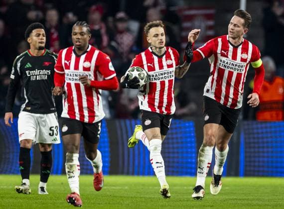 EINDHOVEN - (l-r) Luuk de Jong of PSV Eindhoven, Noa Lang of PSV Eindhoven celebrate 1-3 during the UEFA Champions league match between PSV Eindhoven and Arsenal FC at Phillips Stadium on March 4, 2025 in Eindhoven, Netherlands. ANP ROBIN VAN LONKHUIJSEN UEFA Champions League 2024 25 Round of 16 First leg 2024 25 xVIxANPxSportx xxANPxIVx 521570048 originalFilename: 521570048.jpg
