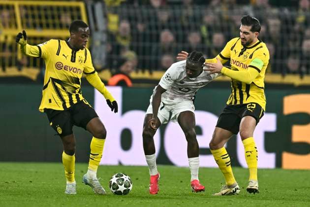v. li. im Kampf um den Ball Jamie Gittens (Dortmund 43) Ngal’ayel Mukau (Lille OSC 17) Emre Can (Dortmund 23) 04.03.2025 Fussball, Champions League, Borussia Dortmund vs Lille OSC, Signal Iduna Park, Dortmund,